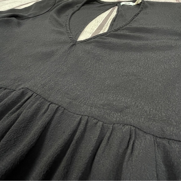 KIMCHI BLUE | URBAN OUTFITTERS black flowy v-neck peplum top, size XS - Picture 4 of 12